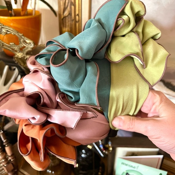 NEW COLORS 🚨 THE BIG BOW “Wall Flower” RESTOCK NOTIFICATION ❤️💛💋🎉 - Picture 3 of 12